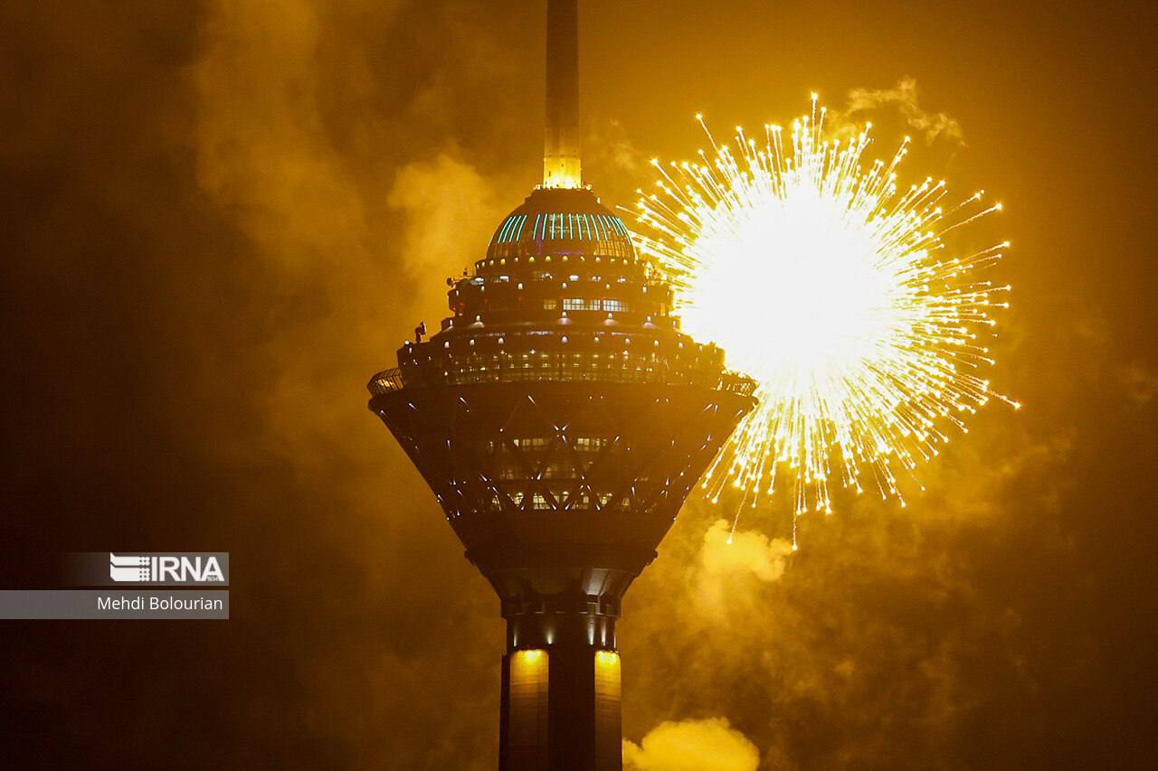 IMG 20230211 093253 513 - تصاویر دیدنی از نورافشانی آسمان تهران در جشن انقلاب - 22