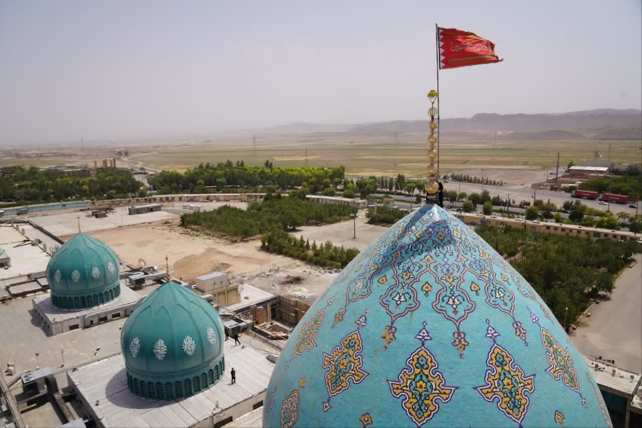 28 - اهتزاز پرچم سرخ انتقام برفراز گنبد مسجد جمکران - 7